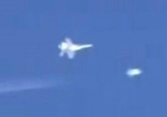 资料图：疑似战斗机追击UFO。