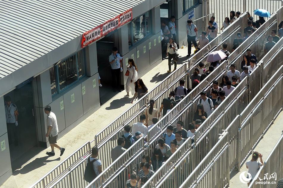 5月28日早高峰,乘客排队有序进入地铁5号线天通苑北站.