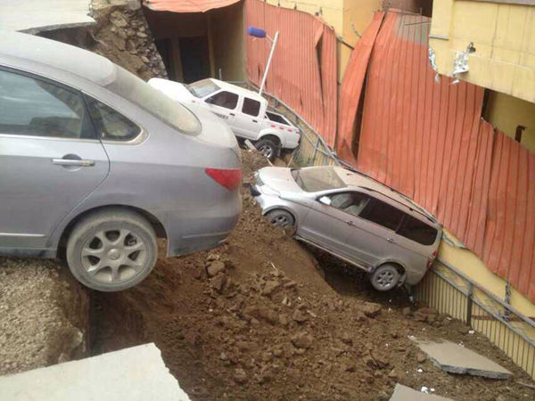 西宁市城北区一小区地面塌陷 小区业主车辆遭
