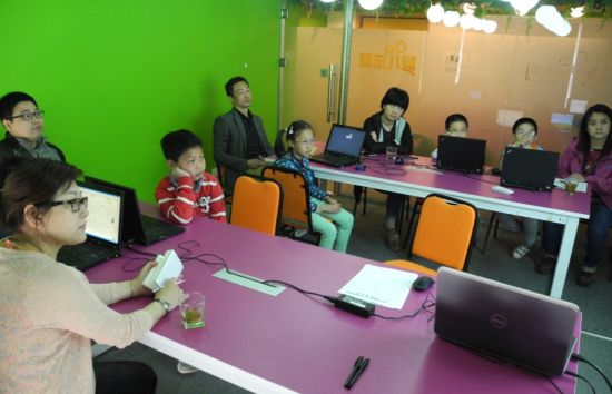 亲子形式的公益课堂是家长和孩子一起参与 亲子形式的公益课堂是家长和孩子一起参与