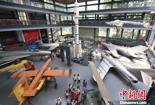 南京小学生走近航空航天器快乐启航(组图)