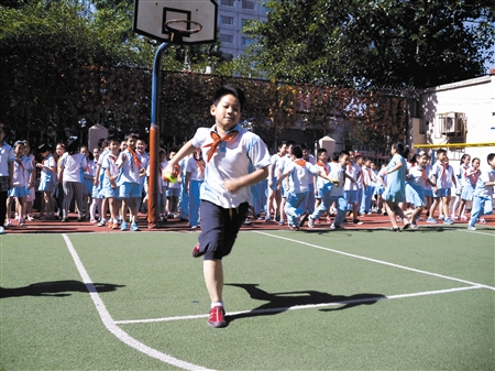 初中v初中期间,一名小学生在中学冲刺.陈丽莎摄的王江丽11第体育重庆市全力图片