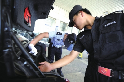 白庙收费站，民警逐一查车。京华时报记者蒲东峰摄