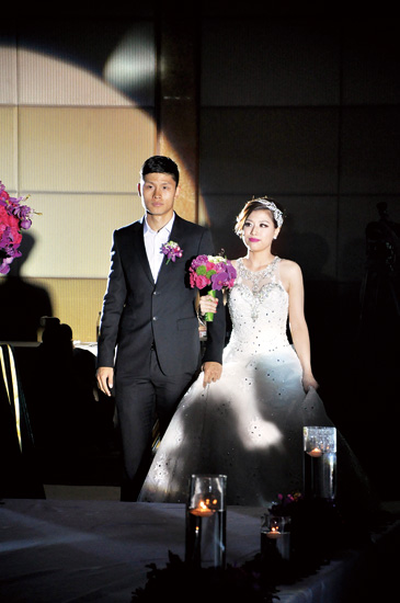 于洋在家乡天津与妻子李鑫举办婚礼;; 国安球员于洋老婆李;   于洋在