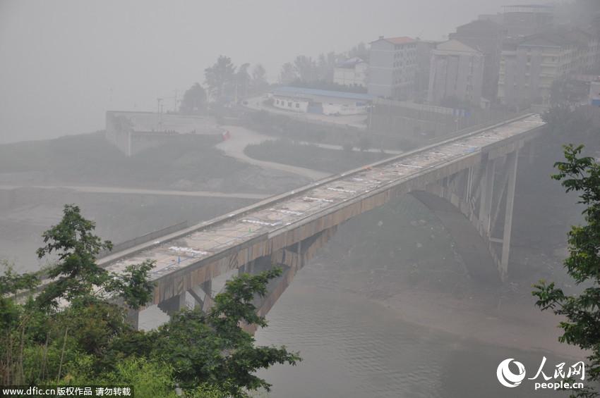 三峡库区首座移民大桥爆破拆除 江边巨龙顷刻化为尘土