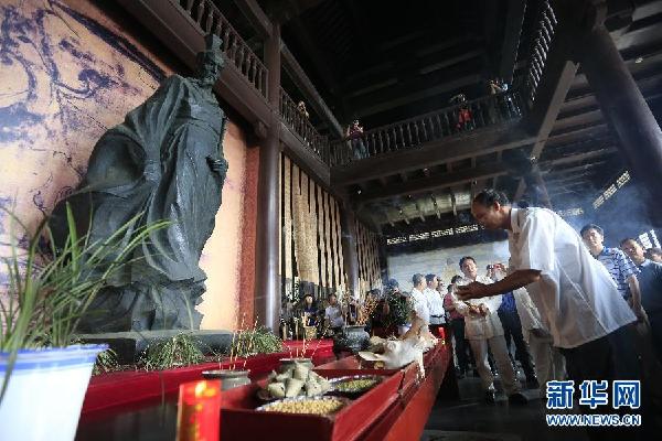 5月30日,在湖北秭归,屈氏后裔在屈原祠祭拜.新华社记者 任正来