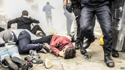 示威者受到催泪弹的袭击，AFP