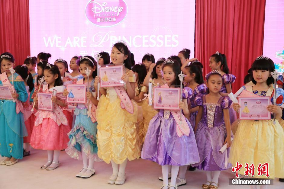 42位中国女孩获迪士尼小公主加冕(组图)