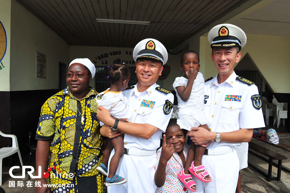 特殊的"六一儿童节" 中国海军慰问喀麦隆孤儿(高清组图)国际在线报道