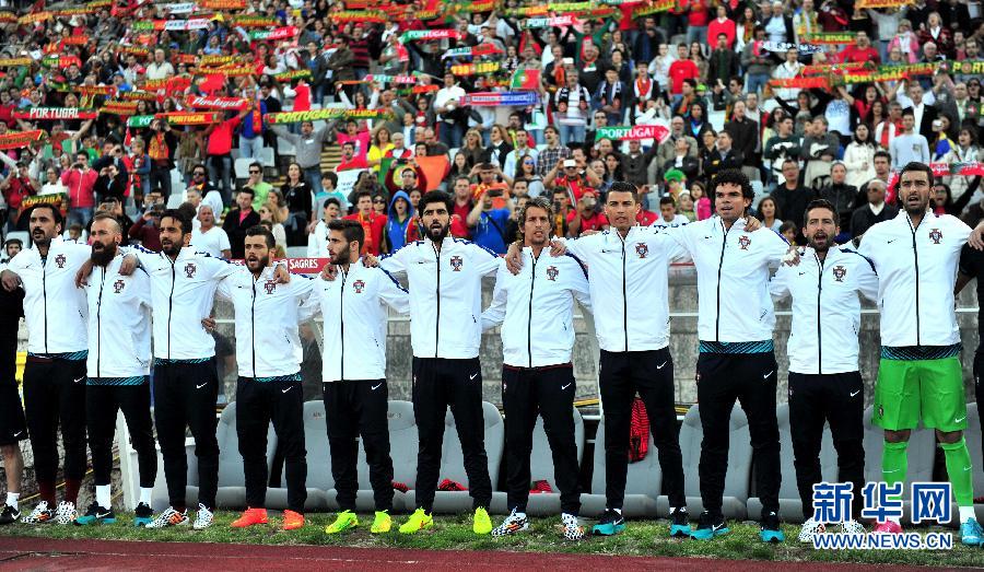 5月31日,葡萄牙队球员在赛前高唱国歌.