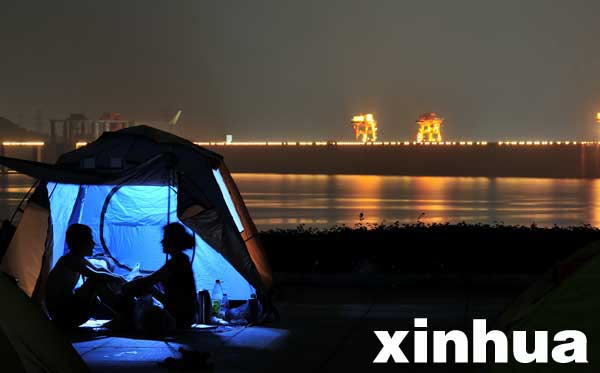 31日晚,在三峡大坝上游湖北省宜昌市秭归县屈