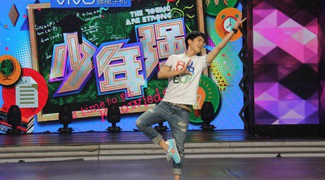 本刘昊然欧阳娜娜养眼登对 tfboys同台大玩经典游戏回忆童年 高清图片