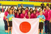 图文：瑞士赛颁奖直击 日本队与国旗合影