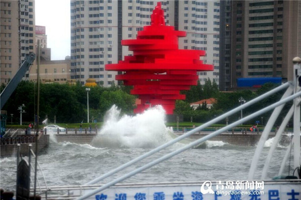 狂风大雨袭青岛 前海现巨浪滔天壮观景象(组图