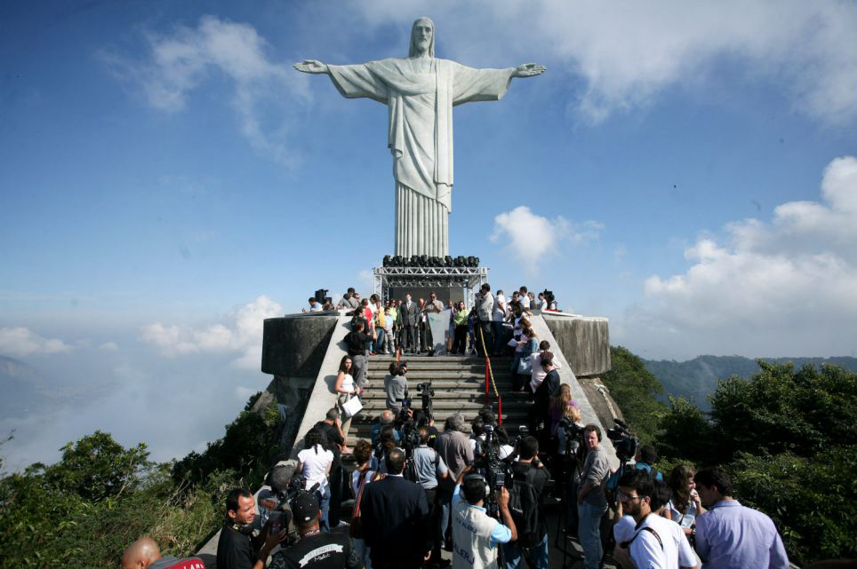 摄影师爬上巴西基督雕像头顶玩自拍(高清组图