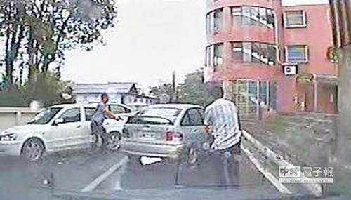 警察抓贼,持枪要驾驶人下车。《中时电子报》