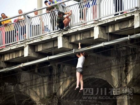 绵阳南河大桥一女子跳河轻生(1)_社会万象_光明网(组图)绵阳南河大桥