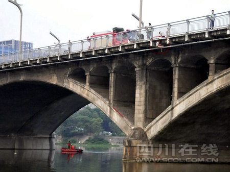 绵阳南河大桥一女子跳河轻生(1)_社会万象_光明网(组图)绵阳南河大桥