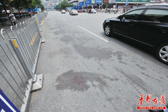 6月2日，长沙市车站中路，电动车与小车相撞处的路面和栏杆上还留有血迹。记者 田超 摄