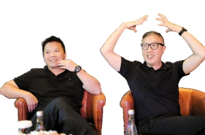麦兆辉（左）和庄文强（右）之前来广州宣传《窃听风云3》时，也强调这片的主要目的是想让观众看得过瘾。信息时报记者 朱元斌 摄