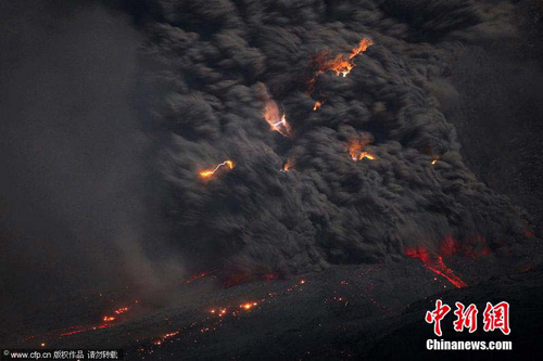 印尼火山爆发喷出2万米高火山灰 尽览喷发壮观