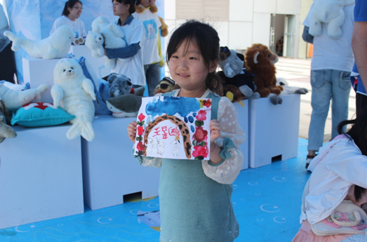 6月1日,一场以保护环境、保护北极熊为主题的儿童活动在青岛市盛大开幕。活动历时七天,用多维展示和游戏互动的方式来传递环保理念,呼吁更多的人爱护环境,共同遏制全球变暖。 由于全球气温升高,北极浮冰融化,日益开阔的海面使北极熊面临溺弊的危险。《美国地质勘探》杂志在一篇报道中预测,由于全球变暖,到2050年地球上北极熊数量可能减少三分之二。 以北极熊为设计原形的咔咔像我的孩子一样,很难想像如果不加以控制,北极熊将面临灭绝危险,咔欧咔咔的创始人刘蔚告诉记者。 我们在阳光百货举办这次六一活动