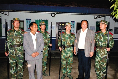 5月17日，岳阳监狱，自称是联合国官员的男子被当场抓获。
