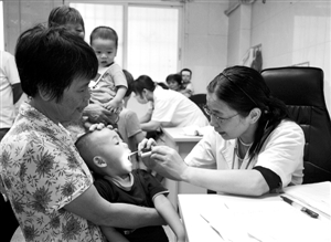 家住捷进中路附近的刘先生带着4岁的女儿焦急来到市桥医院儿科看病