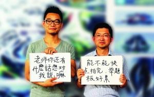 师生卖萌毕业照爆红 拍照时导师很害羞(图)