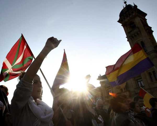 西班牙多地民众呼吁就君主立宪制存废举行公投