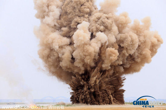 郑州集中销毁爆炸物品 现场现巨型“蘑菇云”(图)
