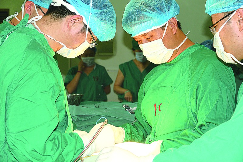 脊柱外科的医生正在对脊柱侧弯患者实施手术