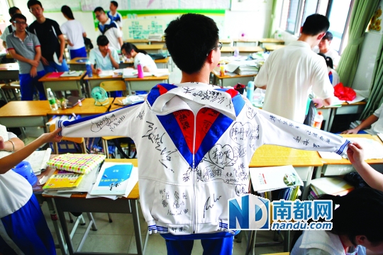 昨日下午,惠州八中高三年级,一名考生的校服上写满了同学的名字和祝福