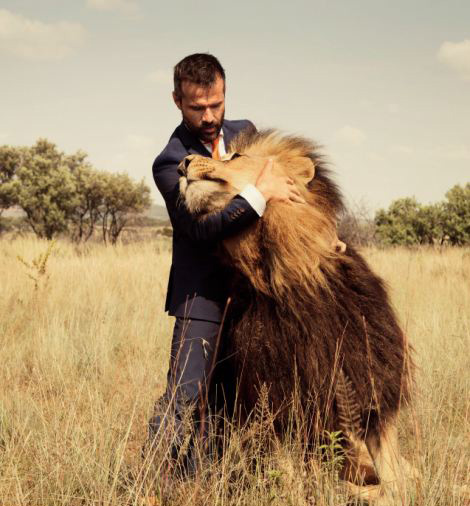 非洲管理员与狮子踢足球呼吁保护动物(高清组