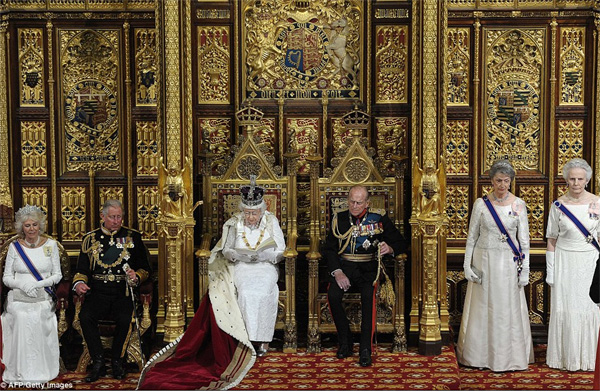 英国女王在议会发表演讲 一侍童体力不支晕倒