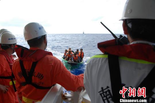 救助人员准备接救遇险渔民 南海救助局三亚基地 摄