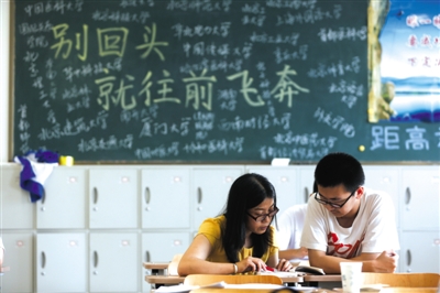 昨日，北京第50中学，女教师在解答高考生的问题。新京报记者 浦峰 摄
