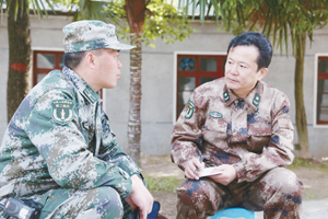2010年孙晨(右)在部队基层采访(资料图)