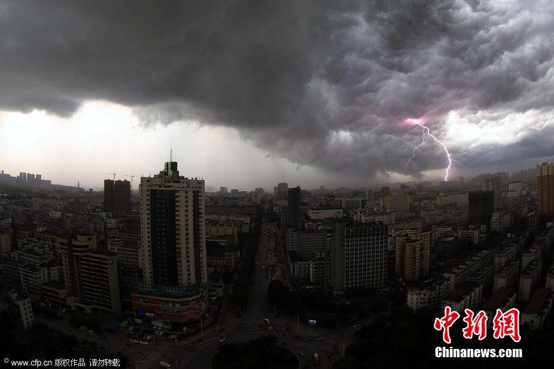 广西南宁狂风暴雨天气闪电袭城 场面蔚为壮观