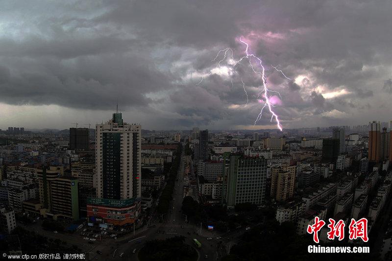 南宁广西狂风暴雨句子写作袭城组图蔚为壮观(天气)背高中英语必场面闪电图片