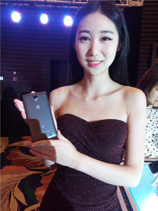 中国移动首款自主品牌4G手机M811高清图赏