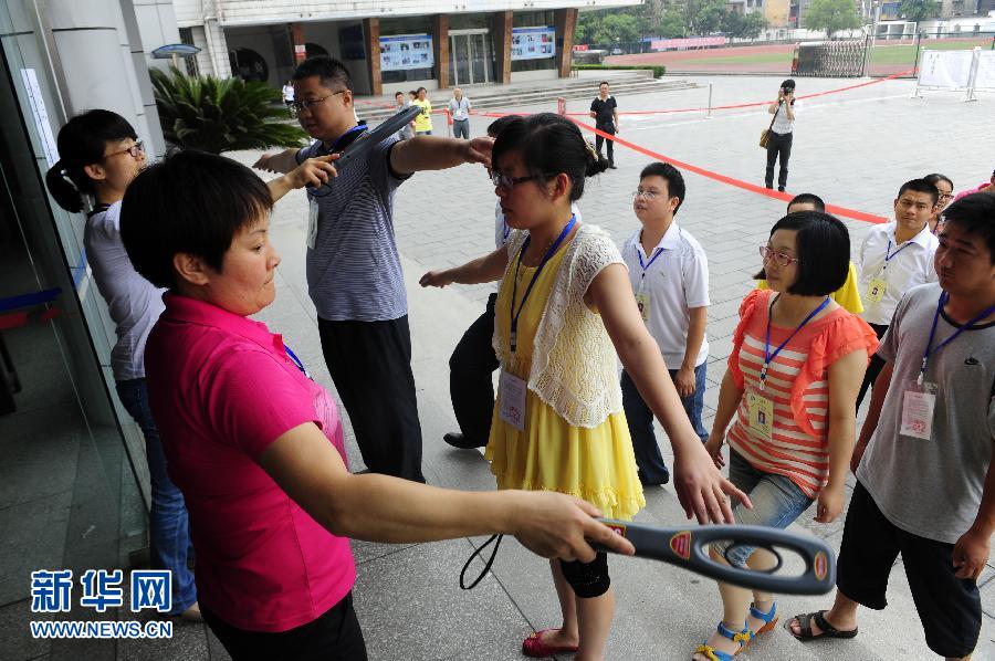 6月6日,河北徐水综合高中的高三学生在教室内