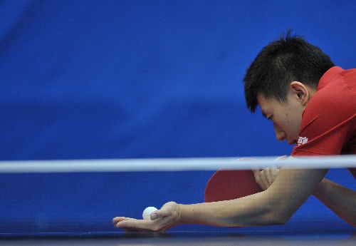 图文:2014中国乒乓球公开赛 马龙准备发球