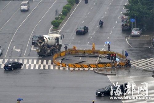 福州金山浦上大道安全岛路面塌陷 惊现近百平