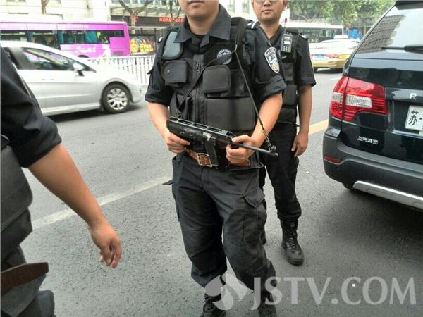 高考进行时:特警配冲锋枪考场周围巡逻(组图)