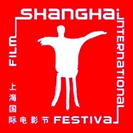 昨天,第17届上海国际电影节开票,上海影城售票处前买票的队伍蜿蜒近百米。 蒋迪雯 摄
