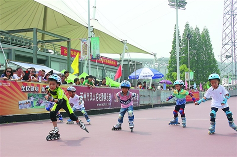 比赛在市运河公园轮滑场开赛,全市570多名轮滑爱好者踩着"风火轮"比