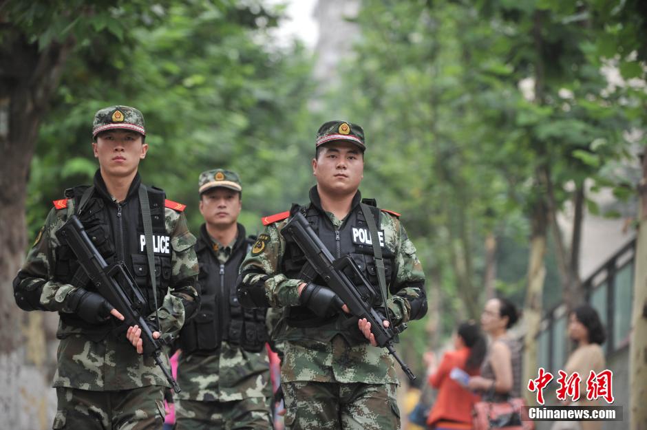 武警特警持枪上街保障高考安全(组图)