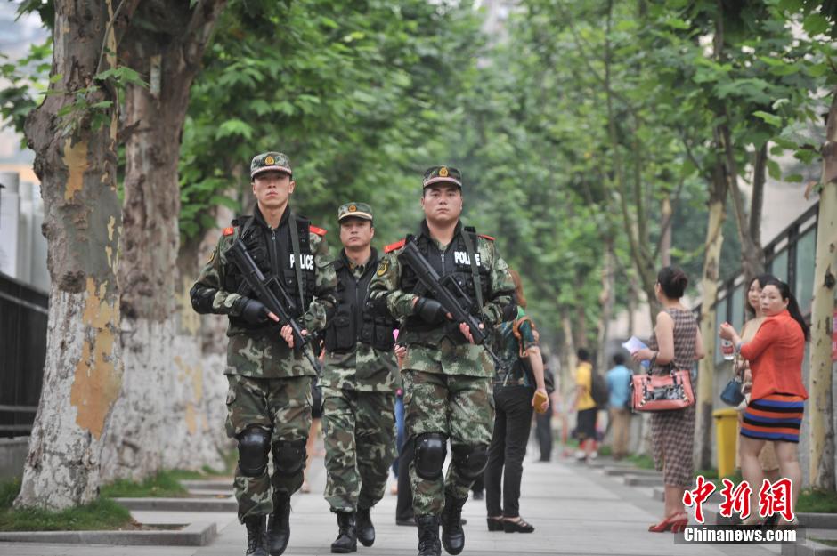 武警特警持枪上街保障高考安全(组图)