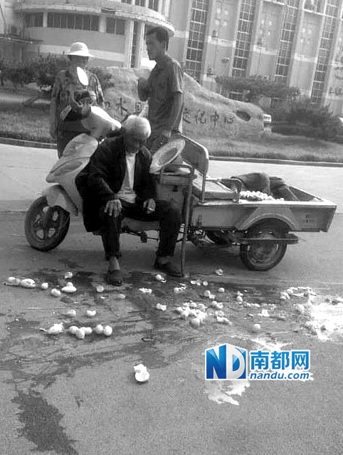 有网友爆料，6月6日，山东泗水县城管撞倒一位老人的三轮车，造成其车上的鸡蛋全部打碎后逃逸，但此说遭到了当地城管的否认。
